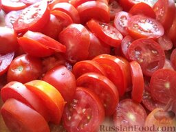 Салат «Десятка»: Уложите в кастрюлю сначала помидоры.