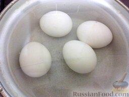 Яйца, фаршированные сыром и чесноком: Как приготовить яйца с чесноком и сыром:    Яйца залить водой (1 литр). Поставить на огонь, довести воду до кипения. Варить яйца на среднем огне 5-7 минут. Слить горячую воду и залить холодной на 5 минут.