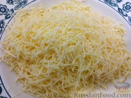 Яйца, фаршированные сыром и чесноком: Сыр натереть на мелкой терке.    Четверть сыра оставить для украшения.