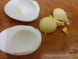 Яйца, фаршированные сыром и чесноком: Очистить вареные яйца, разрезать пополам, вынуть желтки.