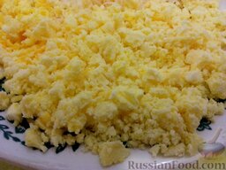 Яйца, фаршированные сыром и чесноком: Желтки измельчить.