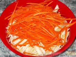 Кабачки по-корейски: Очистить и вымыть морковь, натереть на терке для моркови по-корейски.