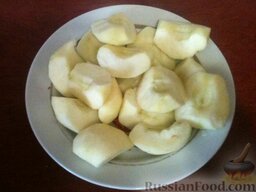 Утка с яблоками и апельсинами: За это время подготавливают яблок - нарезают их дольками, очищают от кожуры и семян.