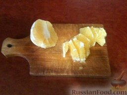 Утка с яблоками и апельсинами: Апельсины очищают от кожицы и нарезают кусочками толщиной 3-5 мм