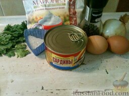 Салат из консервированной рыбы и яиц: Подготовить продукты для салата из яиц и консервированной рыбы.