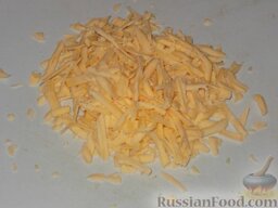 Салат из печени трески, сыра и чеснока: Сыр натереть на крупной терке.