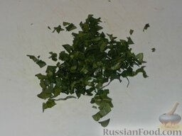 Салат из печени трески, сыра и чеснока: Зелень петрушки нарезать.