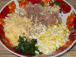 Салат из печени трески, сыра и чеснока: Поперчить, добавить майонез, перемешать.  Готовый салат из печени трески с сыром и чесноком выложить в салатник.