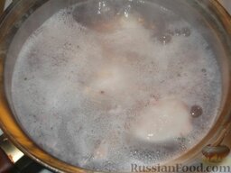 Салат из кальмаров с яйцом и корейской морковью: В кастрюле вскипятить воду, добавить щепотку соли. Кальмары положить в кастрюлю с кипящей подсоленной водой, варить 5 минут (2 минуты до повторного закипания и 3 минуты после).