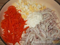 Салат из кальмаров с яйцом и корейской морковью: Яйца смешать с мясом кальмаров, корейской морковью. Заправить майонезом. Перемешать.