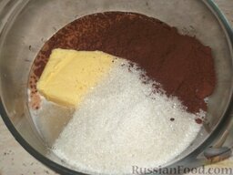 Торт «Зебра»: Для приготовления глазури оставшийся сахар смешивают с молоком, 100 г сливочного масла или маргарина и оставшимся какао-порошком. Смесь доводят до кипения, остужают и взбивают миксером.