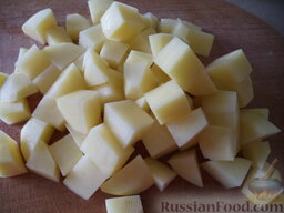 Рагу из картофеля и кабачка: Как приготовить рагу из картофеля с кабачками:    Картофель очистить, вымыть, нарезать кубиками.