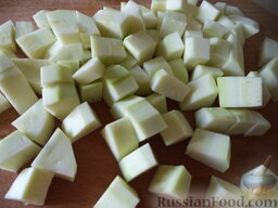 Рагу из картофеля и кабачка: Кабачок вымыть, очистить, разрезать пополам и нарезать кубиками. (Если кабачок старый, то нужно удалить семена.)
