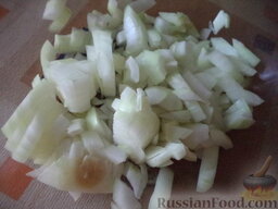 Рагу из картофеля и кабачка: Лук очистить, вымыть, мелко нарезать.