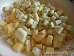 Рагу из картофеля и кабачка: Разогреть сковороду, влить растительное масло. Выложить подготовленные овощи.