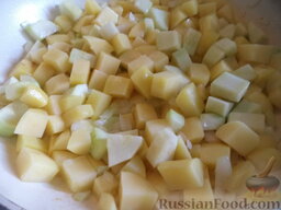Рагу из картофеля и кабачка: Подготовленные овощи обжарить в растительном масле, помешивая, на среднем огне, около 10 минут.