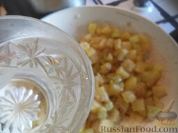 Рагу из картофеля и кабачка: Затем овощи посолить, поперчить, перемешать, добавить бульон или воду.