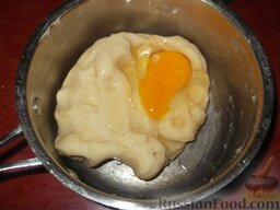 Пирожное «Эклер»: По одному, постепенно вводят 4-5 яиц, каждый раз перемешивая тесто до однородности.