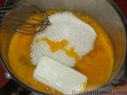 Пирожное «Эклер»: Для приготовления крема в кастрюле смешивают яйца с сахаром.