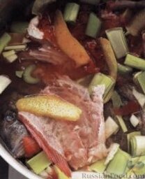 Буйабес (Bouillabaisse) - марсельский рыбный суп: Варим бульон из рыбных костей и голов.