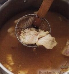 Буйабес (Bouillabaisse) - марсельский рыбный суп: Готовую рыбу вынимаем из бульона.