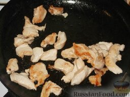Курник «Самарский»: В то же масло выложить ломтики курицы, посолить (0,5 ч. ложки) и поперчить. Усилить огонь. Жарить, помешивая, до золотистого цвета (10 минут).