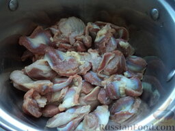 Желудки куриные по-грузински: Подготовленные желудки промывают, выкладывают в кастрюлю.