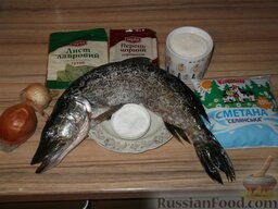 Щука, тушенная в сметане: Подготовить продукты для приготовления щуки тушёной в сметане.