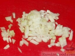 Салат из печени трески (минтая) с овощами: Очистить репчатый лук, мелко нарезать.