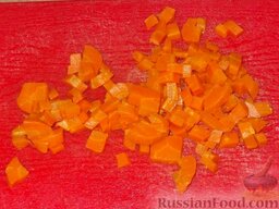 Салат из печени трески (минтая) с овощами: Вареную морковь нарезать мелкими кубиками.