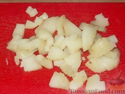 Салат из печени трески (минтая) с овощами: Отваренный в мундире картофель также нарезать кубиками.