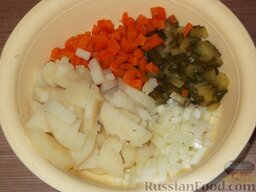 Салат из печени трески (минтая) с овощами: Все продукты смешать.