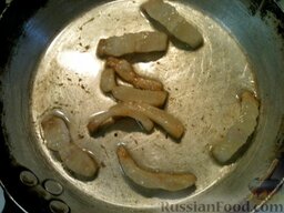 Язык свиной тушеный: Разогреть сковороду. Выложить ломтики сала на сковороду, вытопить свиной жир (5-10 минут на среднем огне).