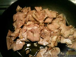 Язык свиной тушеный: Разогреть большую сковороду. Ломтики языка выложить на сковороду. Влить куриный бульон, смешанный с соевым соусом, глютаматом и рисовой водкой. Довести до кипения.