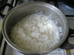 Рис с овощами и курицей: Отвариваем рис.