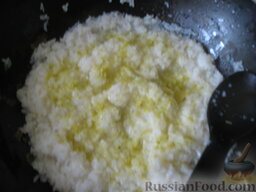Рис с овощами и курицей: Отвареный рис высыпаем в сковороду, прежде нагретую с растительным маслом.  Сверху посыпаем 1 кубик Магги. Перемешиваем.
