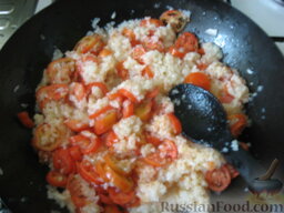 Рис с овощами и курицей: Лук можно обжарить до появления золотистого оттенка(по вкусу). В рис добавляем лук и помидоры. Перемешиваем.