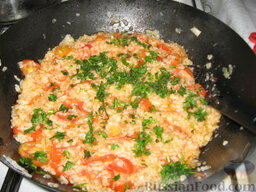 Рис с овощами и курицей: Тушим 5 минут, при этом помешивая. Посыпаем ещё 1 кубиком Магги и добавляем петрушку.