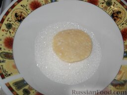 Творожное печенье «Осака»: Сахар насыпать в глубокую тарелку.   Каждый кружочек обмакивать в сахар.