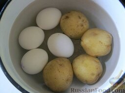 Окрошка классическая: Яйца и картофель сложить в кастрюлю, залить холодной водой и поставить на средний огонь, довести до кипения, уменьшить огонь и варить до готовности яиц, 8-10 минут, затем яйца достать из кастрюли и переложить в холодную воду, а картофель продолжить варить до мягкого состояния, еще минут 10.