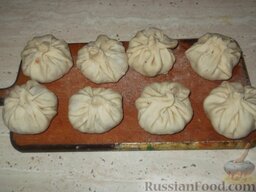 Манты по-узбекски: Защипывают в середине, придавая изделию круглую форму. Чтобы тесто не подсохло и не стало хрупким, сырые манты покрывают салфеткой.