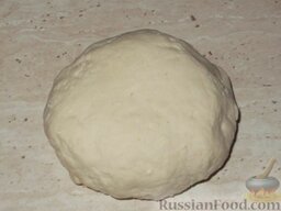 Манты по-узбекски: Из муки и воды с солью замешивают крутое тесто, скатывают в шар и оставляют для набухания на 10 минут.