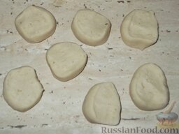 Манты по-узбекски: Тесто разделяют на порции (12-14 шт.)