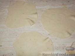 Манты по-узбекски: Затем раскатывают сочни толщиной 1-2 мм, диаметром 10 см