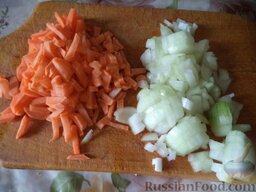 Лагман: Очищают и моют лук и морковь. Морковь  нарезают соломкой, а лук - кубиками.