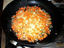 Рис с овощами: Тушим лук и морковь.