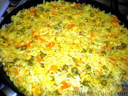Рис с овощами: Вуаля! Белый рис становится желтым.