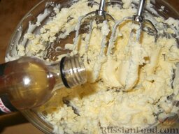 Крем из сгущенного молока: Для ароматизации добавить ванилин или другую пряность, либо 30-50 г ликера. Крем из сгущенного молока снова взбить.