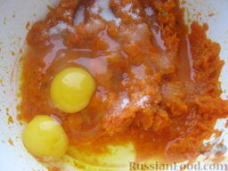 Оладьи из тыквы: В полученную массу влить яйца, добавить соль и сахар.