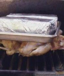 Курица в цитрусовом маринаде, жареная на гриле: Птица под грузом.